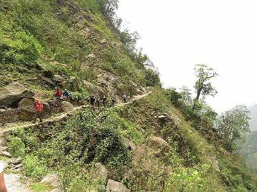 IMG_1219_trek_Yuksam-Sachen_160502 Trekking on the trail along the mountain slope (09:50)