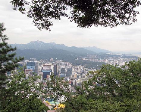 IMG_0916_Namsan_Seoul_Tower_view_to the_city View over Seoul from Namsan Tower